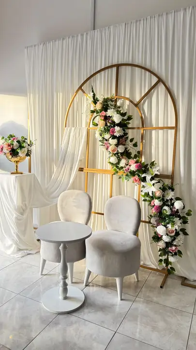Nişan köşesi — gold kemer ve çiçek